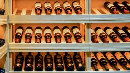 Fraudă cu vinuri de lux. Aproape 100 de milioane de dolari, obținuți de doi escroci printr-o schema piramidală