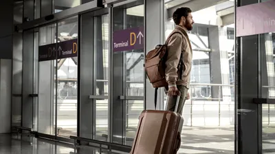 Revoltă împotriva taxelor impuse de companiile aeriene pentru bagajele de mână. Grupurile de consumatori cer UE să intervină