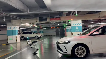 Un robot umanoid a tractat o mașină de 1,5 tone, deși are 35 kg (VIDEO)