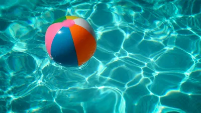Piscina: un business de vară cu simboluri și aventuri, care inspiră și România