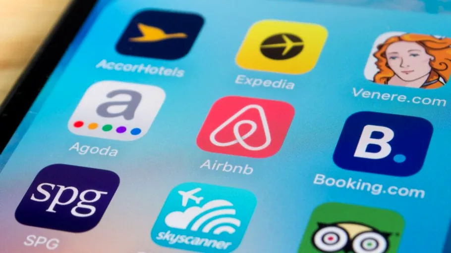 Cauți bilete și cazări incognito? Află dacă prețurile afișate pe Booking, Skyscanner și Airbnb te păcălesc