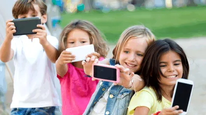 Generația Alpha crește într-o eră high tech a gratificării imediate. 2 metode ca să-i ferești de capcanele influencerilor de TikTok