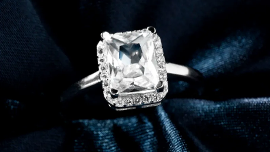 Diamantele sintetice schimbă regulile jocului cu prețuri imbatabile. Cât de real mai e luxul strălucitor