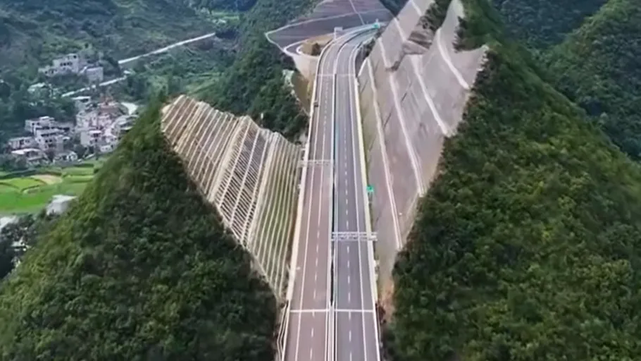 China a început să „radă” munții, la propriu, pentru a face loc autostrăzilor. Remodelarea peisajului, o soluție extremă în Guizhou
