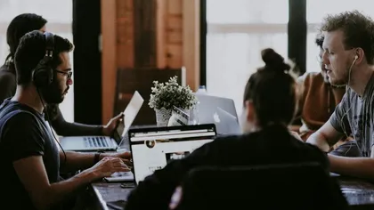 Un nou trend pe piața muncii: „Job hugging”. Experții prevăd un val de demisii, amânat până la stabilizarea economiei