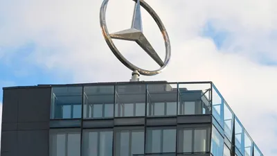 Criza magnetilor: Mercedes-Benz și Porsche încearcă să scape de dependența de China
