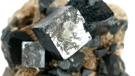 Materialul minune care promite să schimbe energia solară. Ce este perovskitul