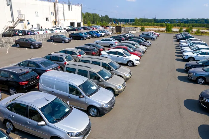 Cel mai mare producător auto din Rusia estimează o scădere a vânzărilor cu 25% pe piața locală