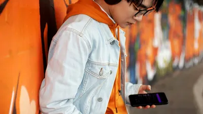 Gen Z vorbește la telefon în moduri uimitoare. Ce impact are asupra culturii de business și a relației cu clienții