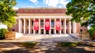 Harvard contraatacă. Universitatea cere în instanță deblocarea a 2,5 miliarde de dolari: „Naționala securitate și sănătatea publică sunt în pericol”