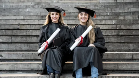 Mai este diploma universitară un atu în epoca AI? Tinerii absolvenți se confruntă cu o piață a muncii ostilă și cu o competiție acerbă, alimentată de expansiunea tehnologică