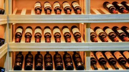 Fraudă cu vinuri de lux. Aproape 100 de milioane de dolari, obținuți de doi escroci printr-o schema piramidală