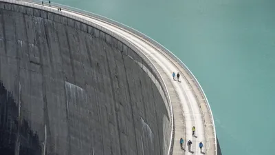 Barajele construite în ultimii 200 de ani au schimbat poziția polilor geografici ai Pământului, arată un studiu recent