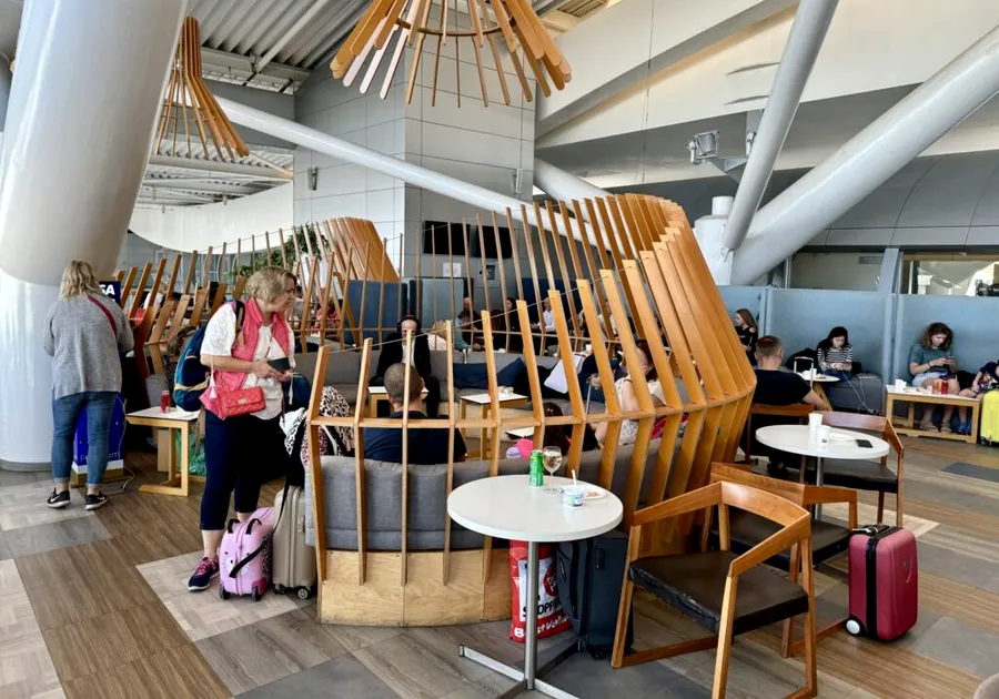 Aeroportul Otopeni deschide un nou salon de business și modernizează complet salonul Dacia