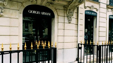 Armani scoate la vânzare o parte din imperiul său. Detalii despre vânzarea pachetului de acțiuni și listarea pe piață