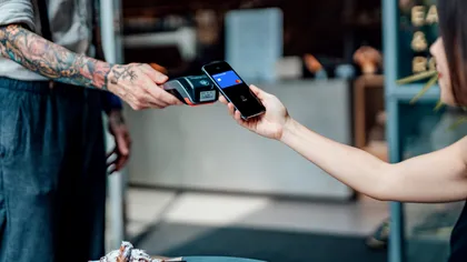 Plățile digitale devin din ce în ce mai populare la livrarea cumpărătorilor / Românii renunță la numerar complet