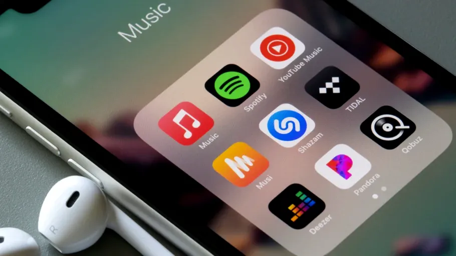 YouTube lovește în Spotify: cum se vor transforma podcasturile