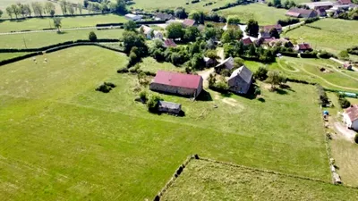 Au dat cât pe-un apartament în România și au cumpărat un întreg sat în Franța! Cuplul care a pus stăpânire peste un loc de poveste