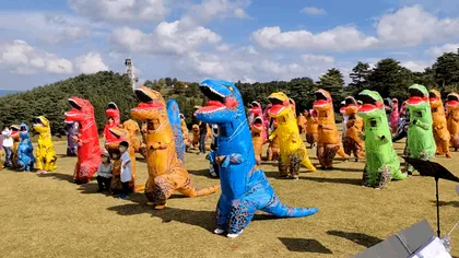 Japonia, cuprinsă de „febra” curselor în costume de dinozaur: de la un show viral la o industrie de milioane de dolari