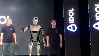 Primul robot umanoid rusesc s-a prăbușit glorios pe scenă după ce a tremurat din toate încheieturile
