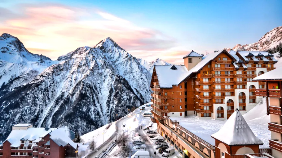 Angajatorii hotelieri din Alpi sunt în criză de personal. Ce salariu poate primi un ospătar