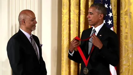 Discursul la ceremonia de absolvire la Harvard: Medicul și scriitorul Abraham Verghese, o pledoarie pentru umanitate în era tehnologiei