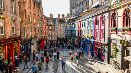 Edinburgh introduce prima taxă de vizitare din Scoția. Cât vor plăti turiștii din 2026