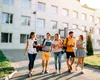 Reducerea burselor și creșterea taxelor împing aproape 8.000 de elevi și studenți să își caute un loc de muncă