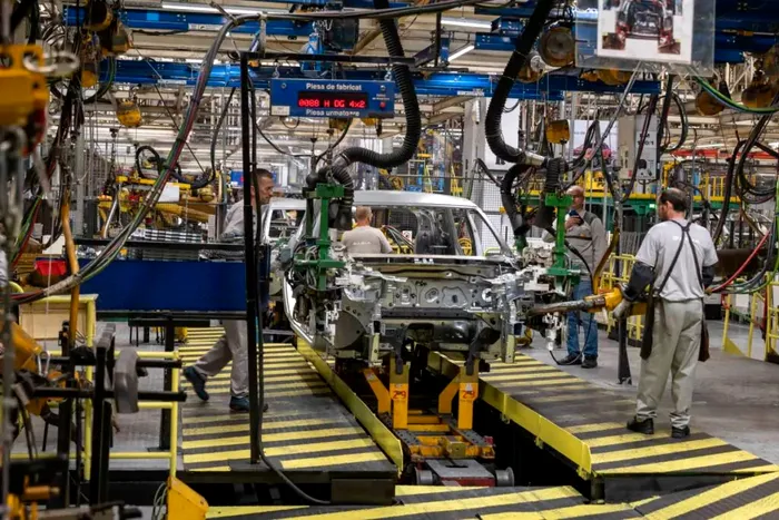 Restructurări masive la Dacia: pachete compensatorii de până la 200.000 de lei!
