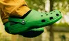 Acțiunile Crocs se prăbușesc cu aproape 30% din cauza tarifelor și a schimbării preferințelor pentru „pantofii urâți”