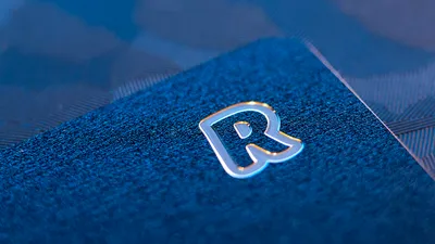 Revolut blochează conturile rușilor cu vize limitate în UE