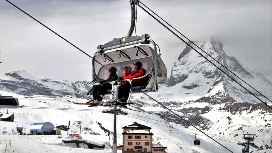 Stațiunea din Europa unde poți schia gratuit patru luni pe an