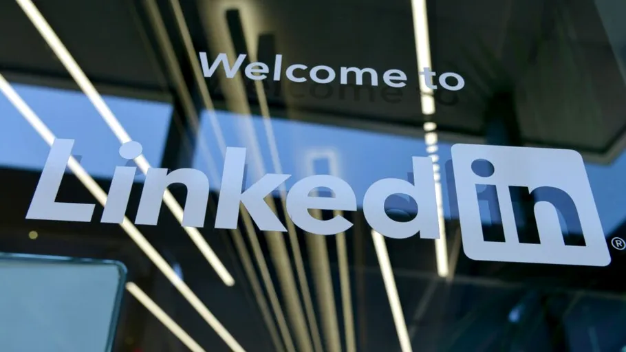 Arta autopromovării pe LinkedIn: când succesul devine spectacol