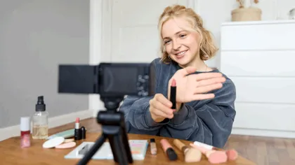 Influencerii fac audiență, dar nu conving. Studiu: românii dau click, dar nu cumpără