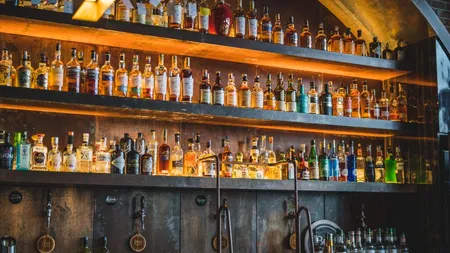 Accizele împing alcoolul spre piața neagră. Aproape șapte milioane de sticle au dispărut din circuitul fiscalizat