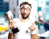 Cele mai penibile experimente științifice ale anului au fost premiate. Ig Nobel 2025, între lapte cu usturoi și vaci vopsite