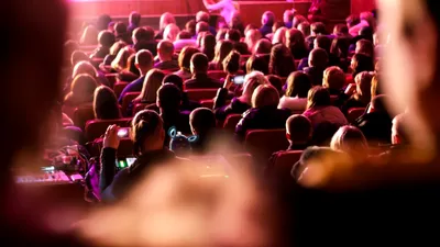 Inteligența artificială schimbă pentru totdeauna cinematografia. Filmele create de AI cuceresc publicul și criticii