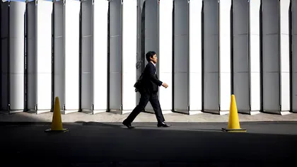 În Japonia, poți plăti o firmă care trimite pe cineva să semneze demisia în locul tău! Iată cum funcționează fenomenul care schimbă radical piața muncii