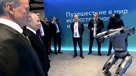 Un robot AI a dansat pentru Putin, cu bodyguarzii care vegheau să nu calce strâmb