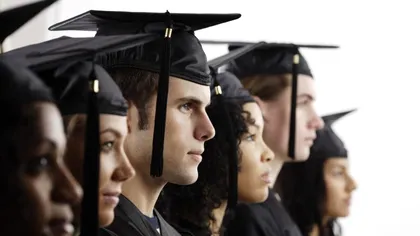 Generația Z, prinsă între diplomă și șomaj. De ce intrarea pe piața muncii a devenit un test imposibil pentru tineri