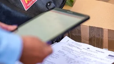 Poștașul nu livrează doar plicuri, ci și numerar digitalizat. Noul serviciu lansat de Poșta Română simplifică viața românilor, cu un simplu card
