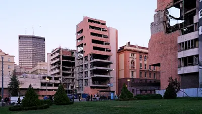 Sârbii demolează clădirea fostului Stat Major ca să construiască un hotel Trump de lux