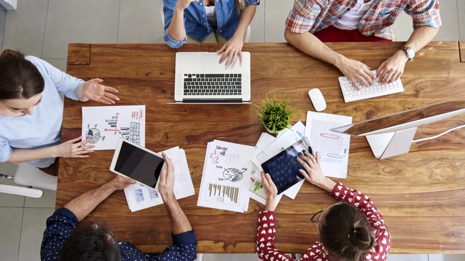 Criza joburilor entry-level în tech și strategiile prin care Generația Z reușește să o depășească. Prin ce moduri se adaptează tinerii rapid