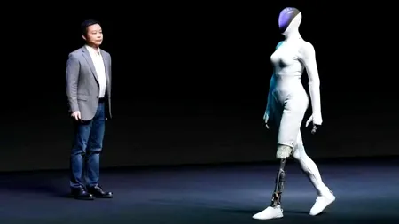 O companie și-a „disecat” robotul umanoid pe scenă pentru a demonstra că nu există niciun om înăuntru