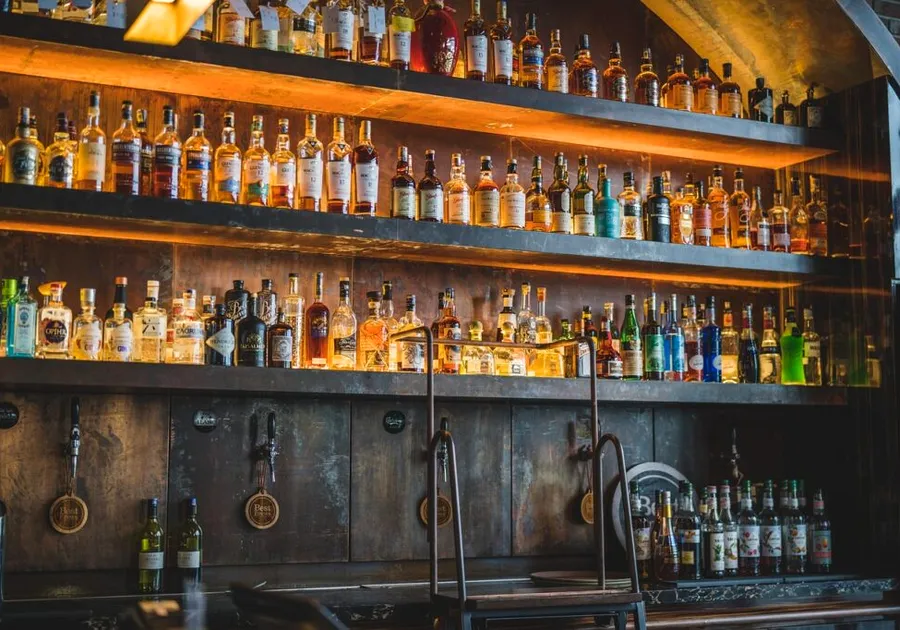 Accizele împing alcoolul spre piața neagră. Aproape șapte milioane de sticle au dispărut din circuitul fiscalizat