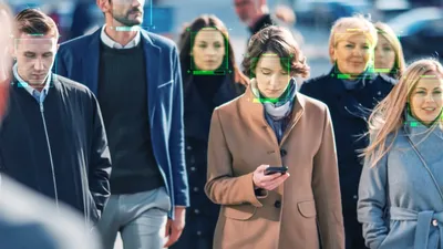 Cum participi la proteste în era recunoașterii faciale și a supravegherii digitale? Cum să te păzești de Big Brother