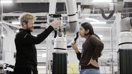 Roboții, „colegi” cu oamenii la job. Amazon l-a „angajat” pe Vulcan, un robot cu simț tactil, într-un centru de livrare