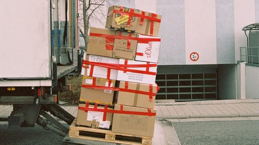 Europa se confruntă cu miliarde de colete din China. Comisia ar putea taxa cu 2 euro orice pachet de mică valoare care va pătrunde în UE