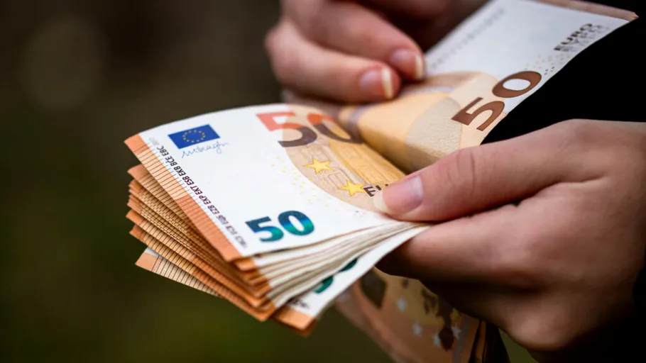 Explozie pe piața valutară din România! Panica electorală a împins românii să vândă masiv lei și să cumpere euro. Tranzacții de peste 10 miliarde într-o singură lună