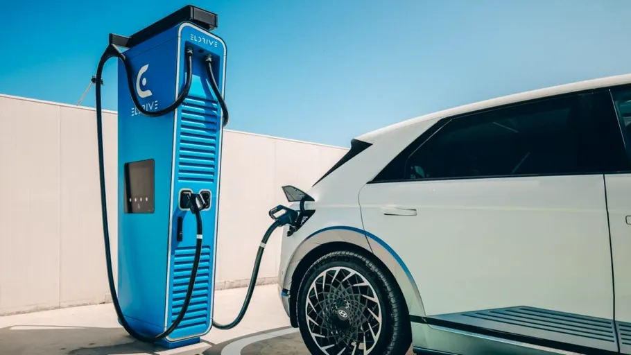România accelerează tranziția verde: Eldrive atinge 700 de puncte de încărcare și lansează abonamente care pot reduce costurile cu 20% pentru șoferii de mașini electrice